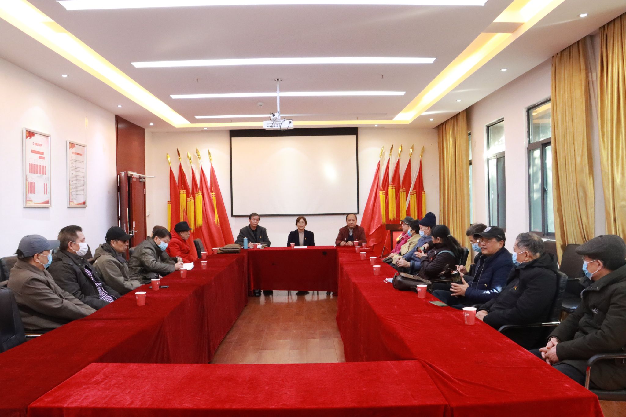 在展馆会议室,第十党支部召开了学党史,畅谈学习体会的支部大会,离