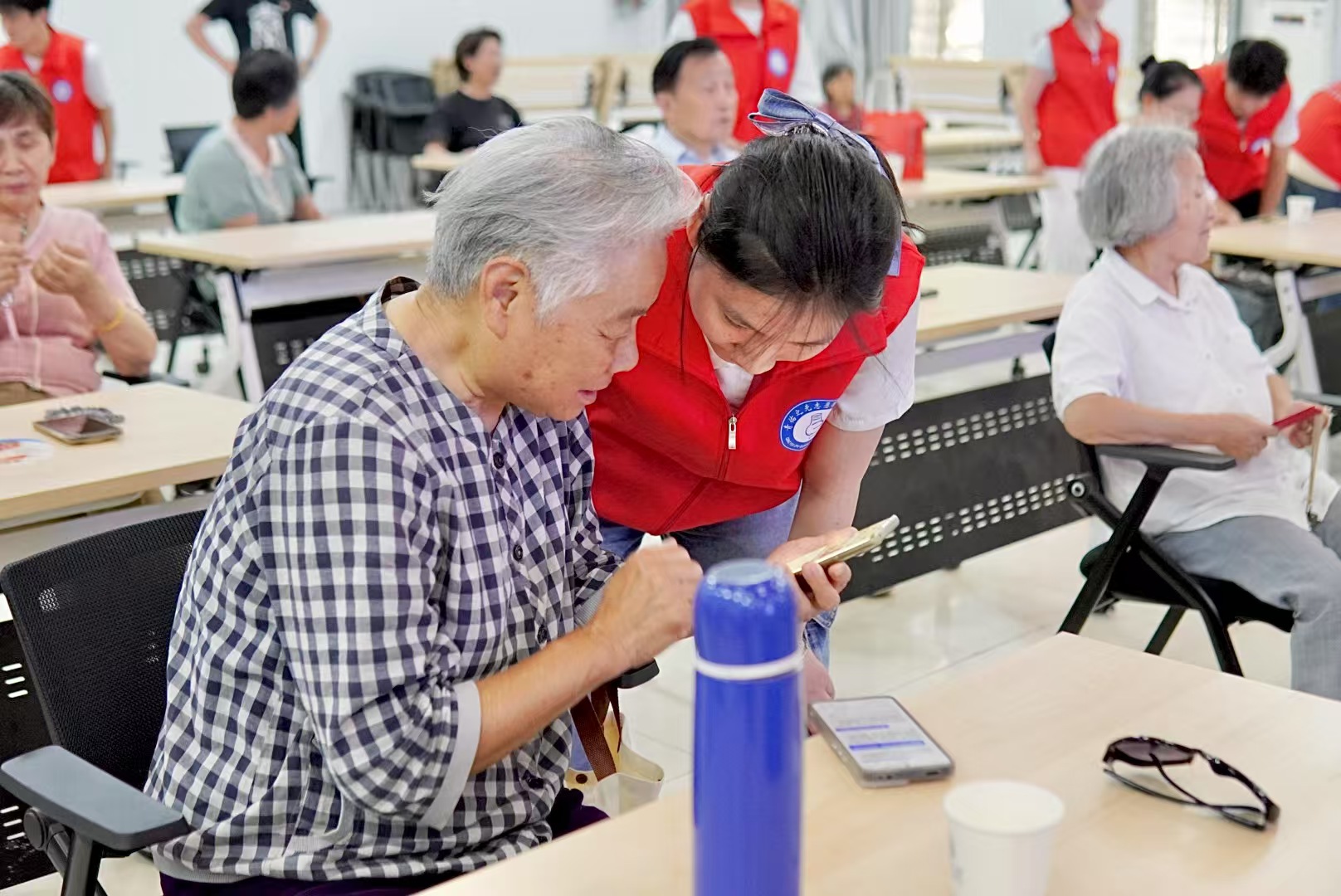 “AI反诈”护银龄、校社联动筑防线—湖北工业大学智慧助老示范活动走进湖工社区-离退休工作处